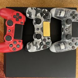 Ps4 With 3 Controllers