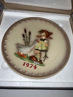 HUMMEL 1974 Annual plate. GOEBEL  $20 EXCELLENT --No cracks, chips or crazing.  7.5 inches