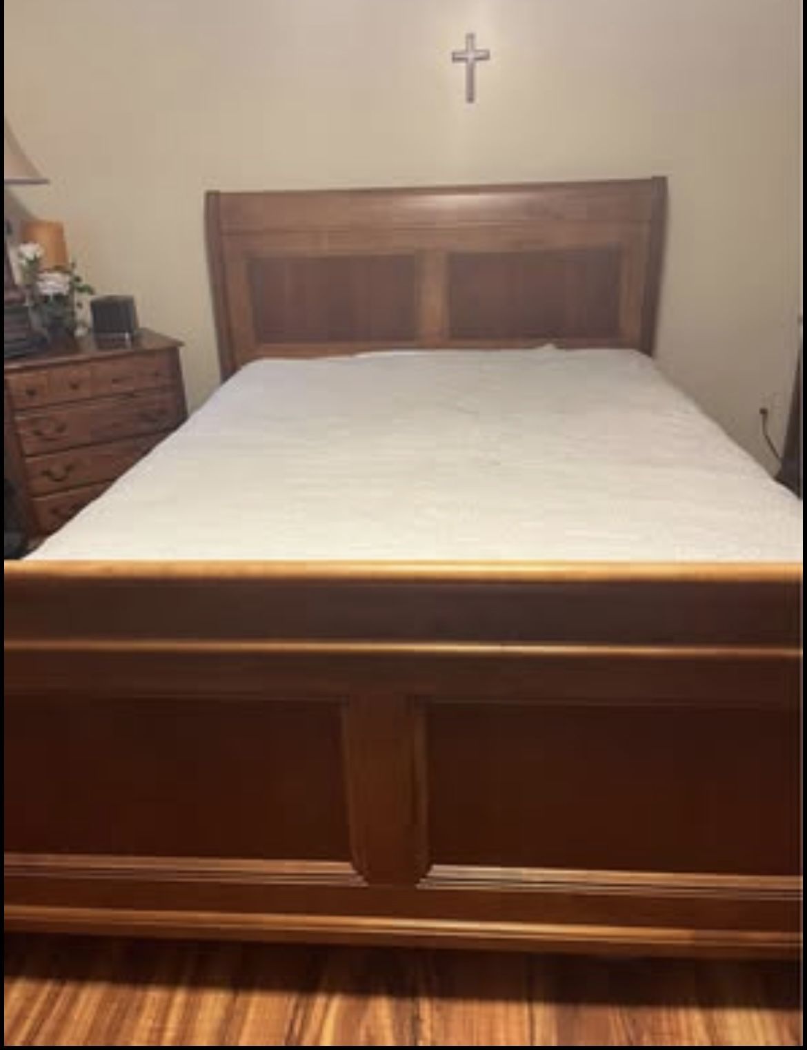 Beautiful vintage Queen slay bed