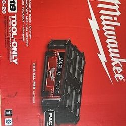 Milwaukee M18 Packout Radio And Charger (READ THE DESCRIPTION PLS)