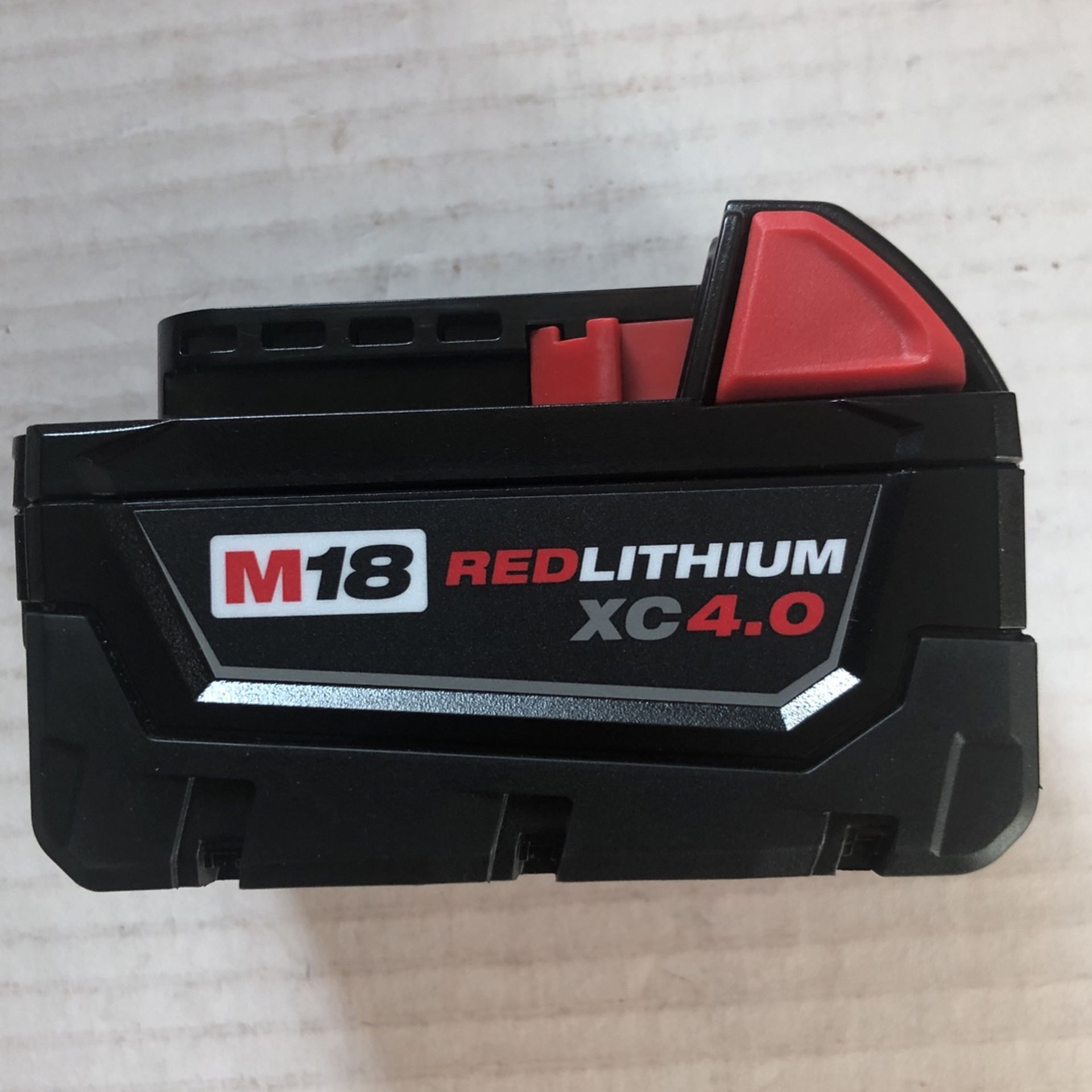 Brand New Milwaukee M18 Red Lithium XC 4.0 AH Battery 60 Firm on Price 60 Firme en Precio