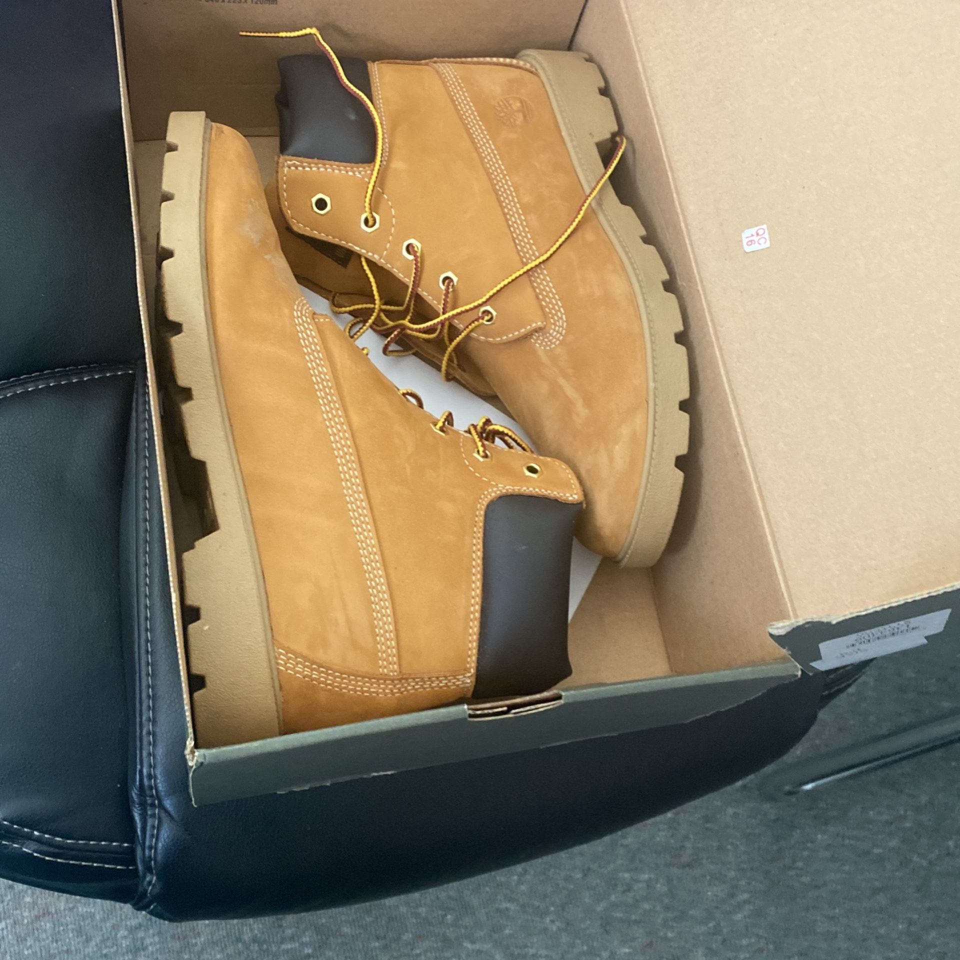 timberland junior 6.5 boots NEW