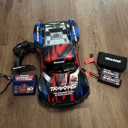 Traxxas Slash 4x4 Brushless – Ready to Run! (2 Batteries + Charger)
