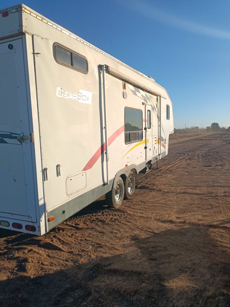 2006 Toy Hauler Travel Trailer Fleetwood Gearbox 33 Ft