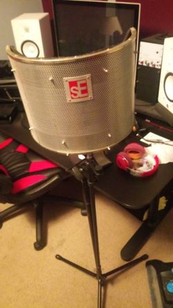 sE electronics filter pro and microphone stand and pop filter