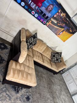 * Like New * Way fair 2pc Modular sectional sofa ( free Delivery )