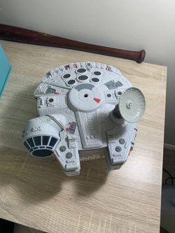 Star Wars space ship millennium falcon