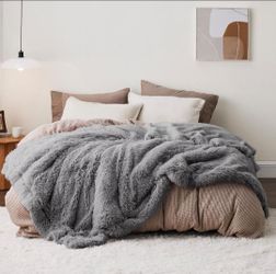 BRAND NEW - Bedsure Gray Faux Fur Queen Size Blanket