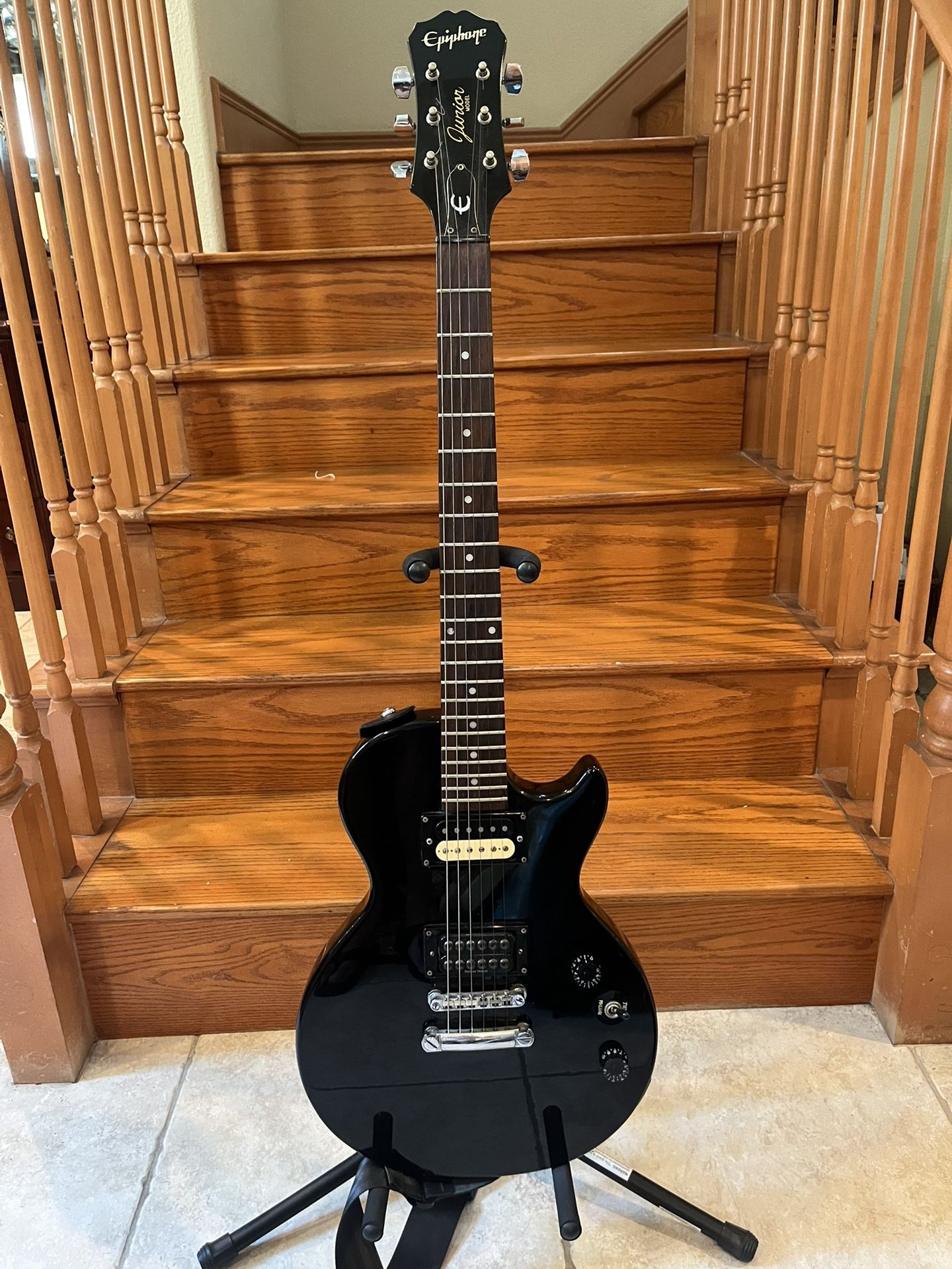 Epiphone Les Paul (UPGRADED SEYMOUR DUNCAN PICKUP) W/ Fender Amp