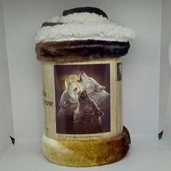 NEW Rachelle Sherpa Fleece Throw Blanket WOLVES HOWLING AT THE MOON 50" x 60" Artist: Collin Bogle