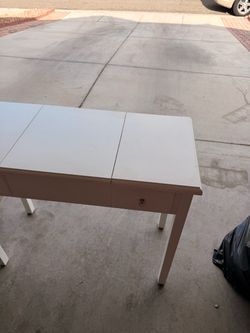 Vanity makeup table