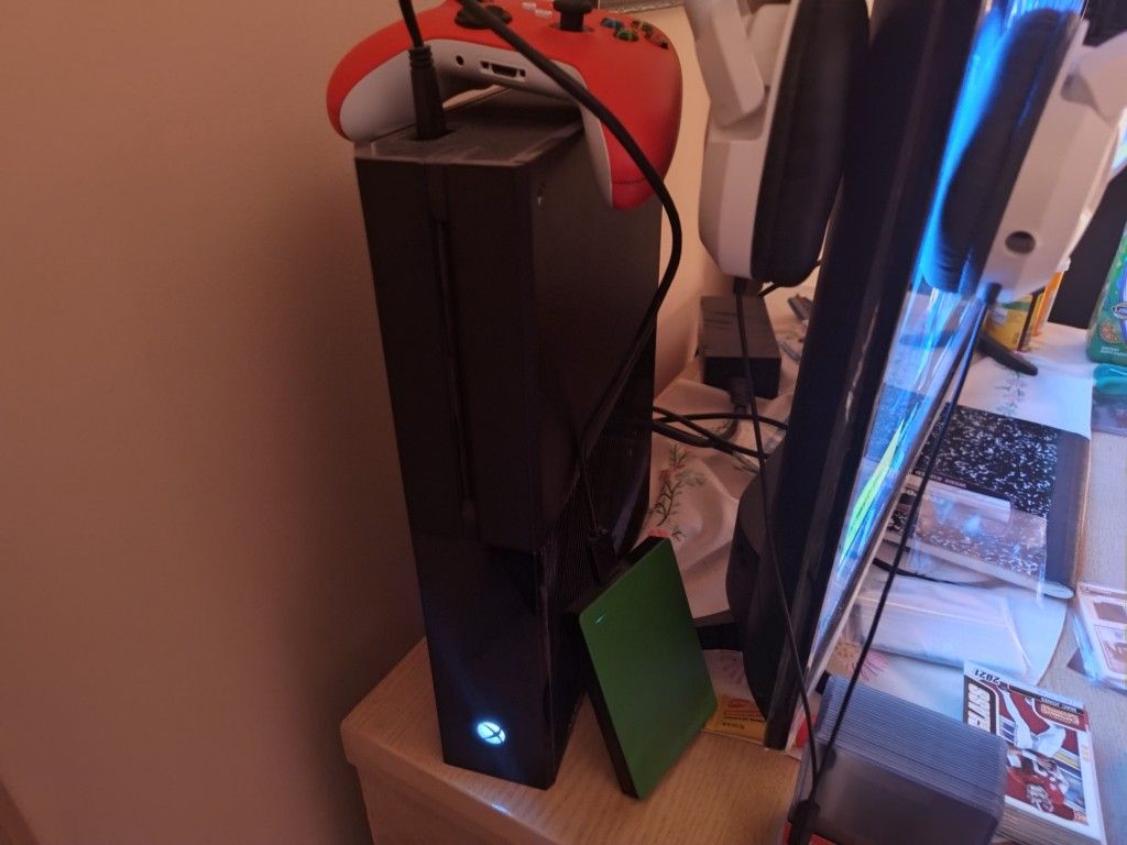 Xbox 1 with a 2TB HD, 1 Wireless Controller, with an Elgato HD60s, For Cash Best Offer, or a PS4 With One Of The Spiderman Games
