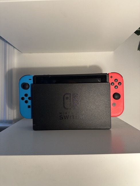 Nintendo Switch + 2 Joycons
