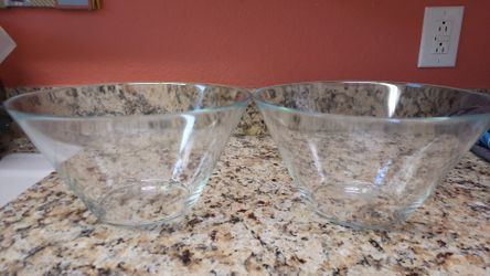 Set of 2 glass bowls