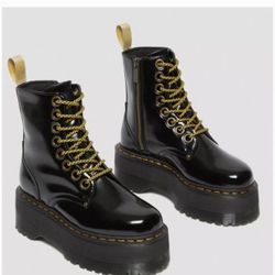 DR MARTENS BOOTS  6 US 