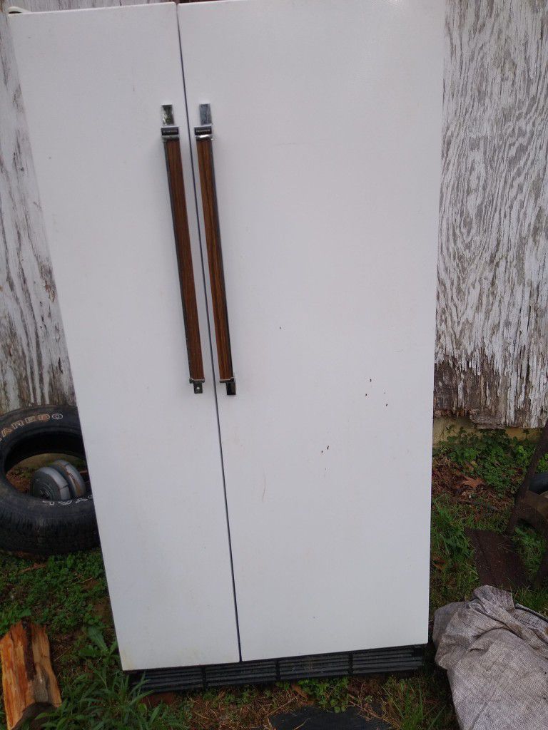 Refrigerator/ Frigidaire 1