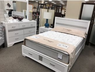 Queen bedroom set 4 piece