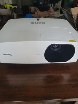 BenQ LU710 projector