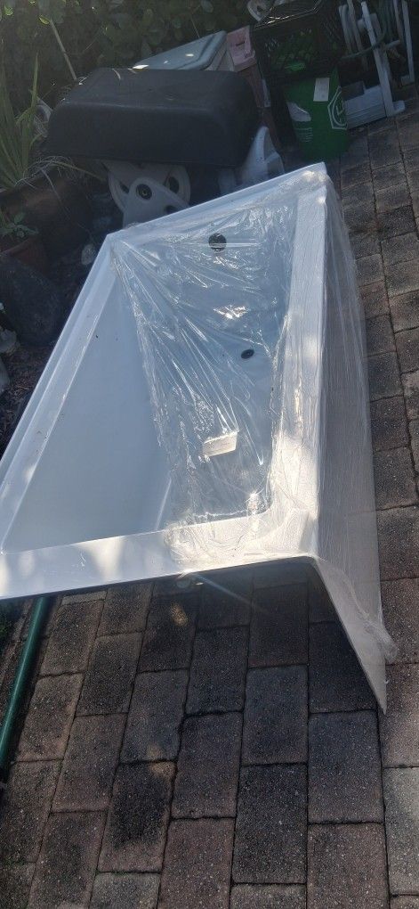 NEW VTDE603122R 60"L x 30.69"W x 22.06"H Acrylic Alcove Spa Bath Soak Tub (Right Hand Drain Hole)