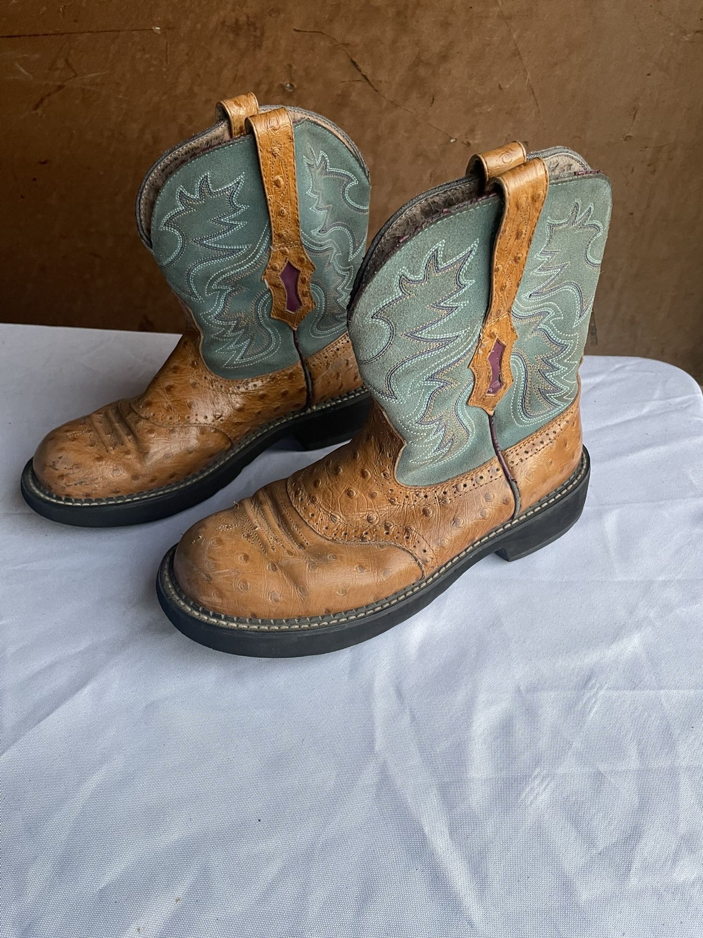Women’s Size 9 Ariat Boots 