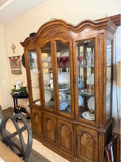 FREE 🆓 China Cabinet w/lights