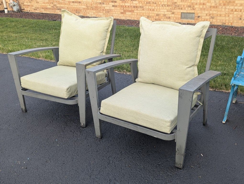 set of 2 aluminum patio chairs with cushions