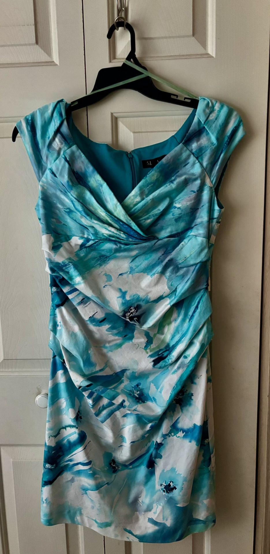 Beautiful Dress. Perfect For A Wedding or Any Dressy Occasion.