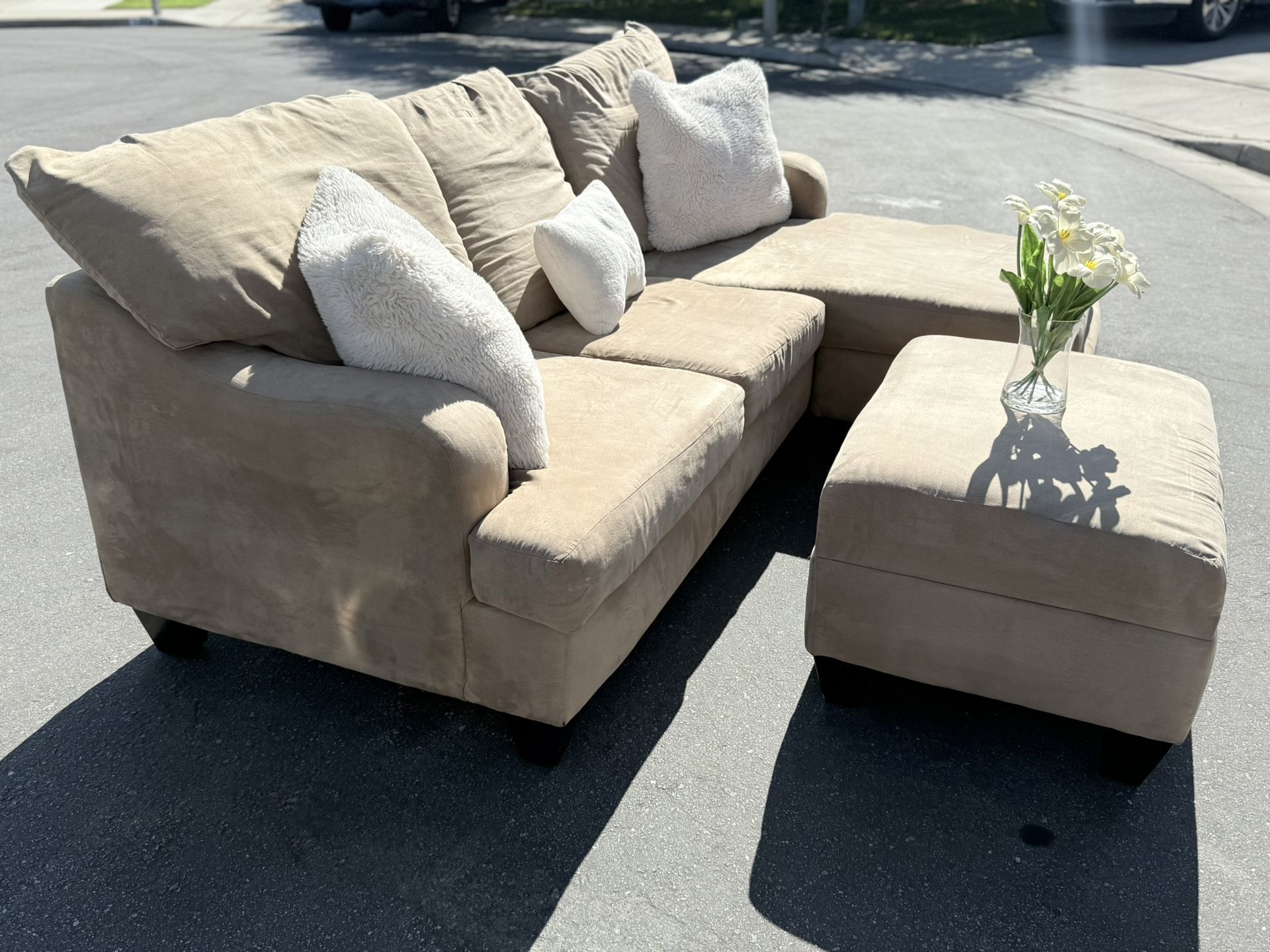 ποΈ FOR SALE: Stylish Medium L-Shaped Sectional with Ottoman β Suede Comfort! ποΈ