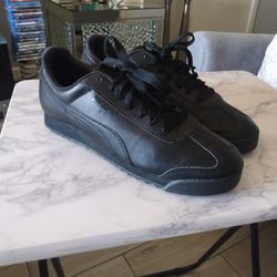 Size 9.5 Black Women's Pumas