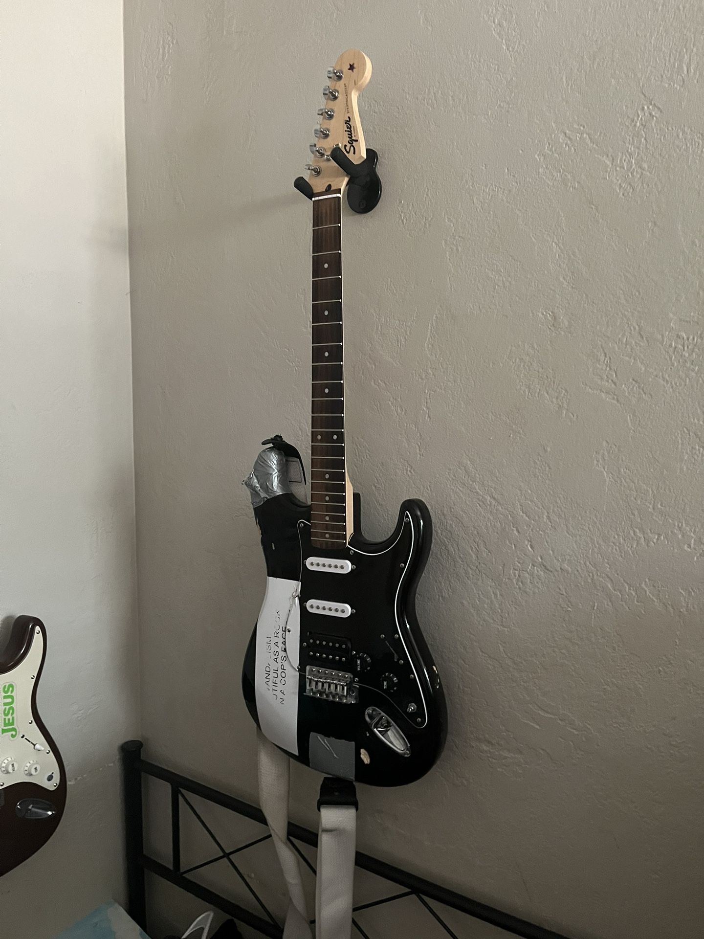 Kurt cobain replica vandalism stratocaster
