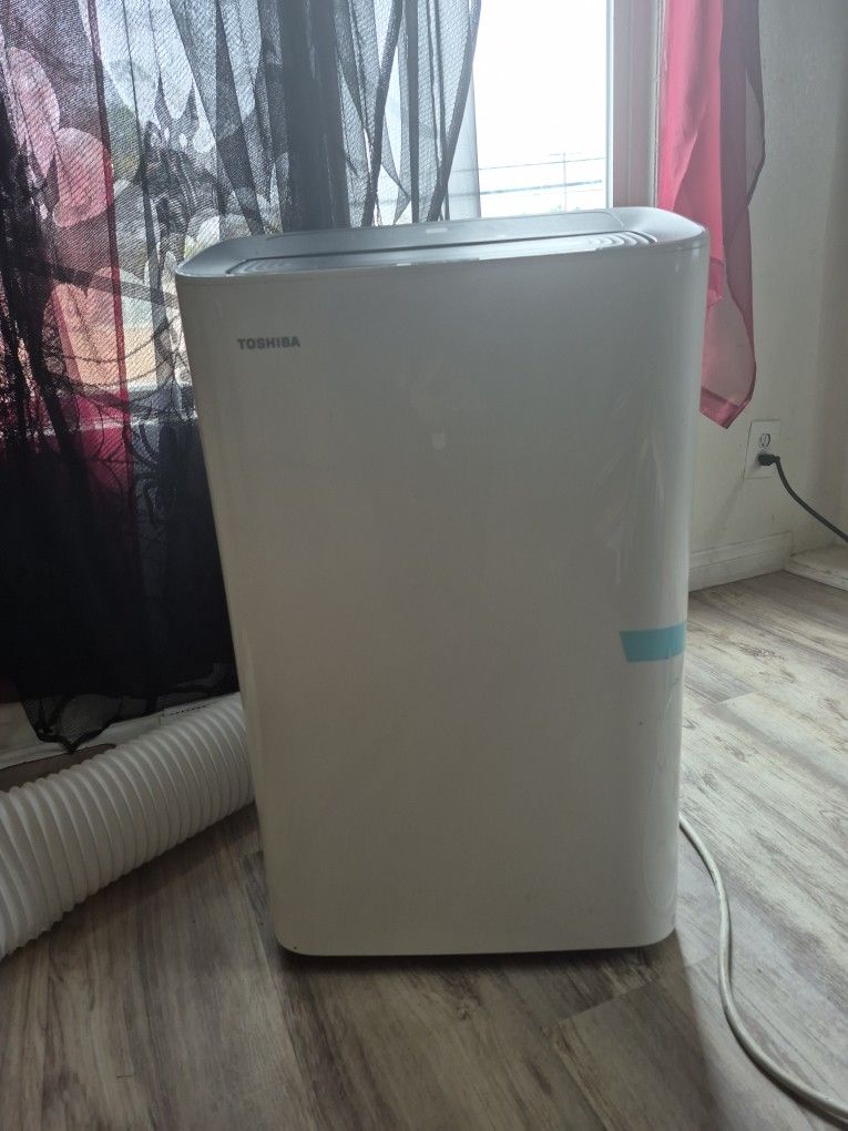 AIIR CONDITIONER/ WHITE