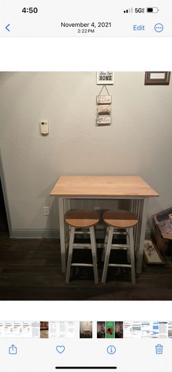 Apartment size table little scratches on the top from moving