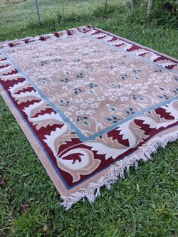 BEAUTIFUL LARGE 9 BY 12 AREA RUG