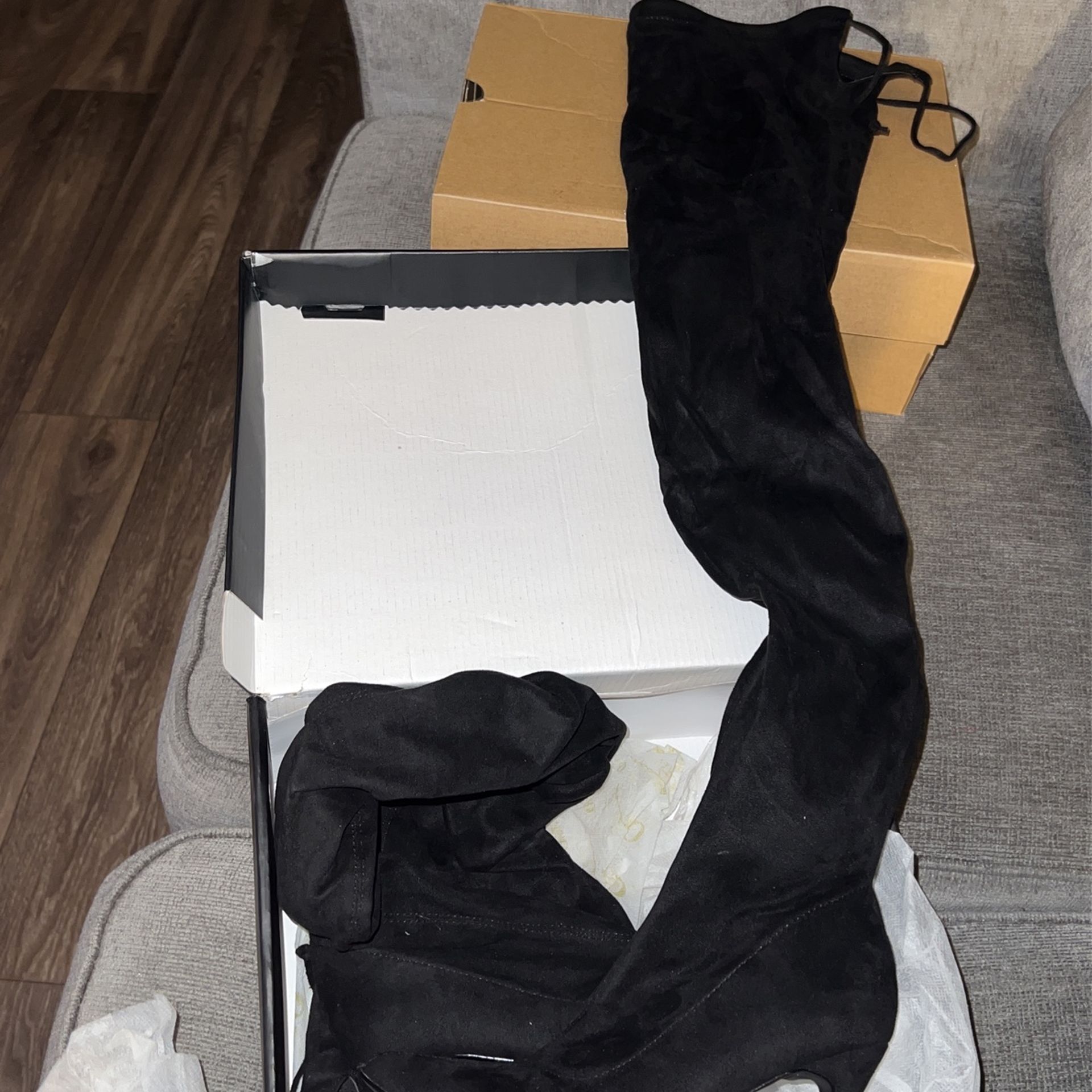 Olivia Thai high black boots