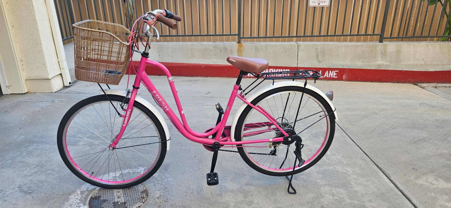 Like new pink cruiser bicycle in excellent condition!