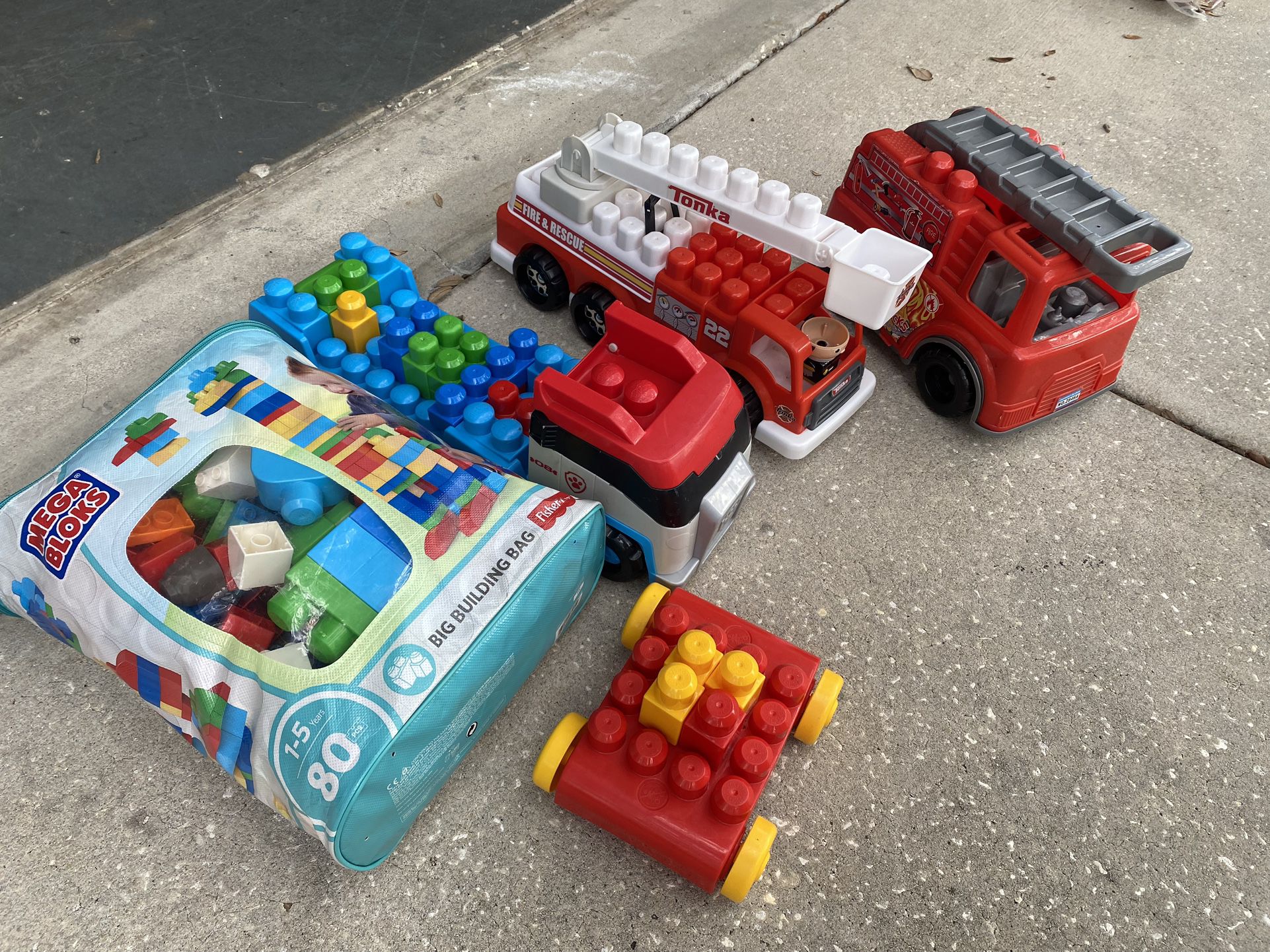 Toddler legos - Large Lot With Lego Paw Patrol And Fire Trucks 