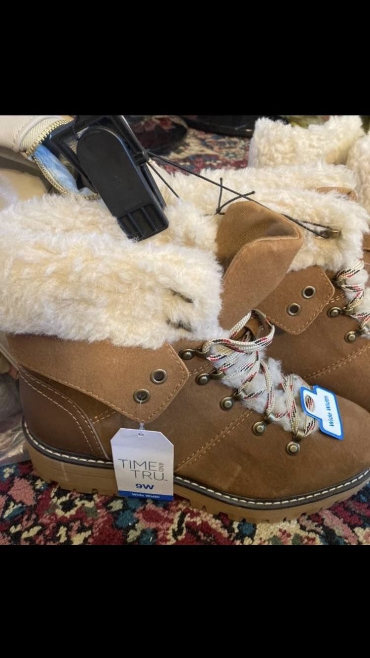 New Women’s Boots Size 9W