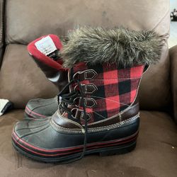 Women’s snow boots Size 9