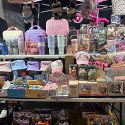 LABUBUS , HELLO KITTY 