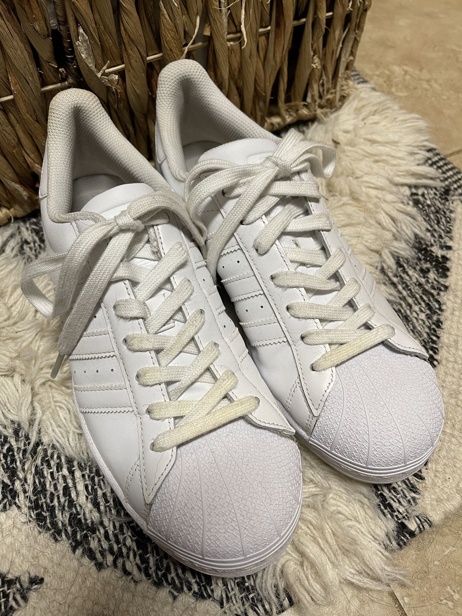 Generalmente hablando suficiente Saga Adidas Superstar- White for Sale in Camas, WA - OfferUp