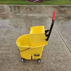 RUBBERMAID WAVE BREAK COMMERCIAL CLEANING PAIL