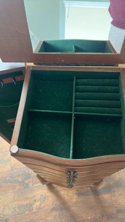 Jewelry chest/ vanity