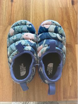 Kids North Face Slippers, size 13