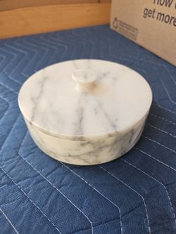 White marble trinket with lid