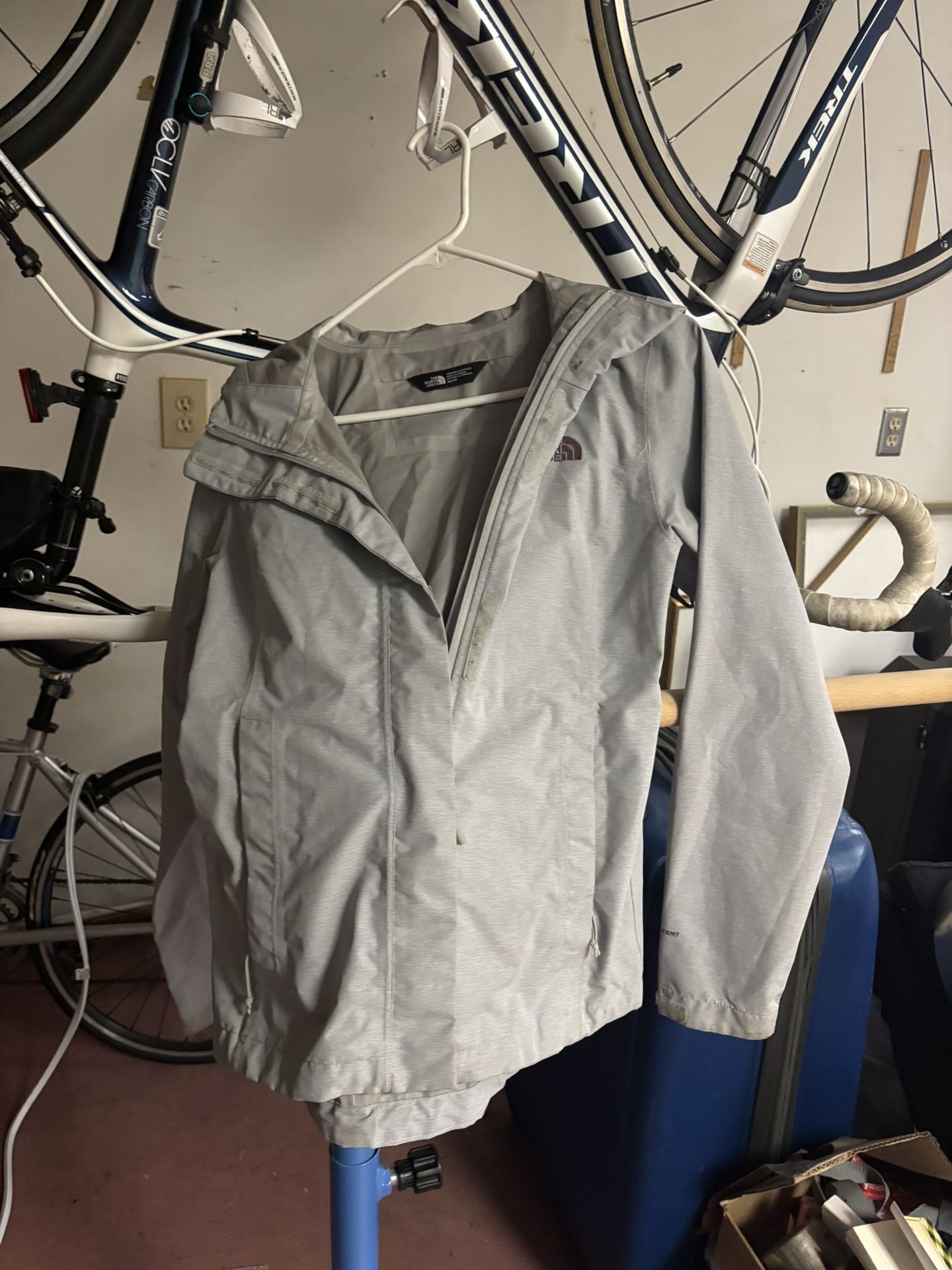 LOW PRICE MOVING- WOMENS NORTH FACE WATER PROOF SHELL JACKET