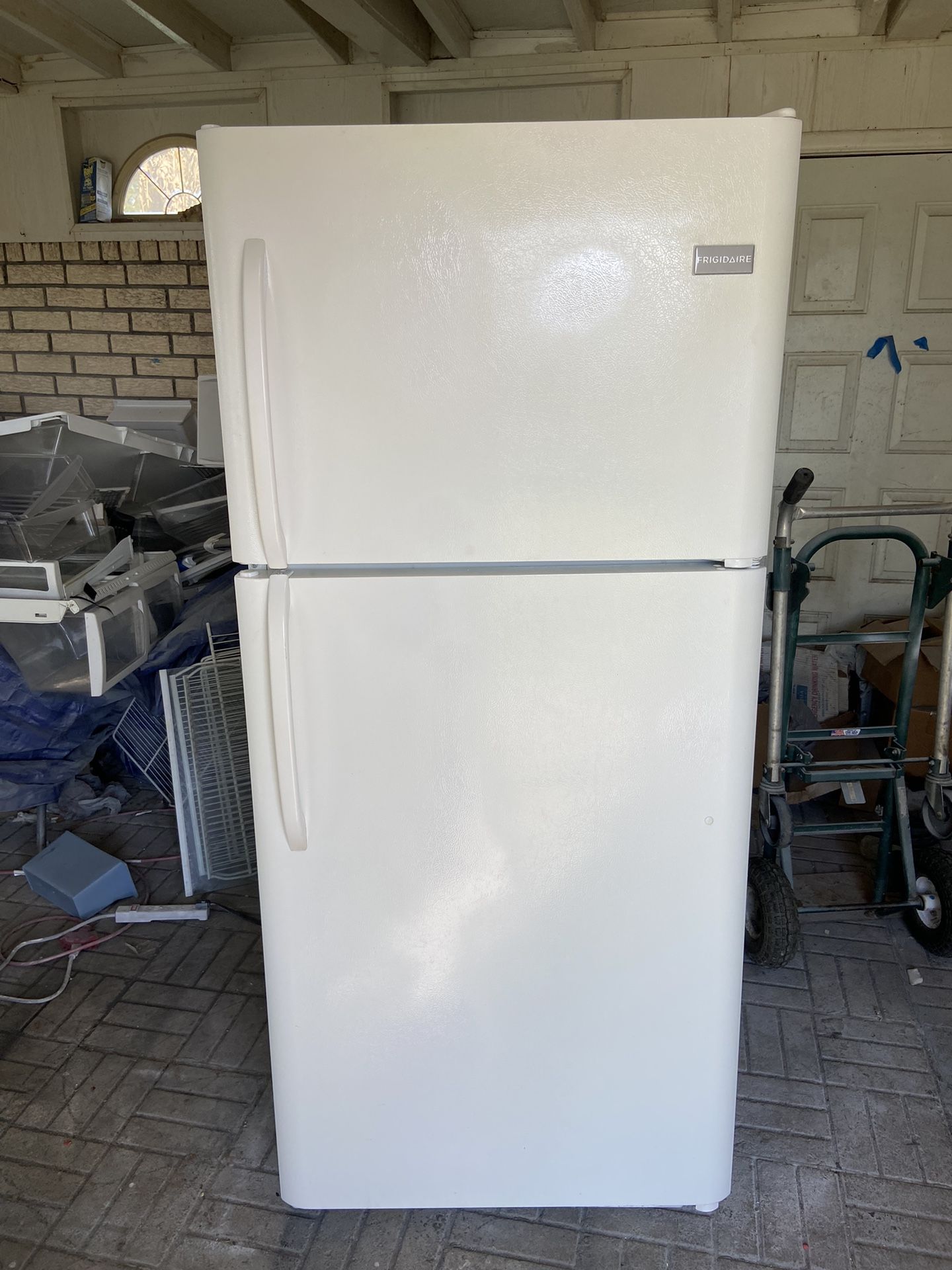 21 CUBIC FT. WITH ICE MAKER, EXCELLENT RUNNING WHITE FRIDGIDAIRE FRIDGE. RUNS LIKE BRAND NEW ONE . ALL DOOR SEALS ARE GOOD & SEAL PROPERLY. NO ISSUES.