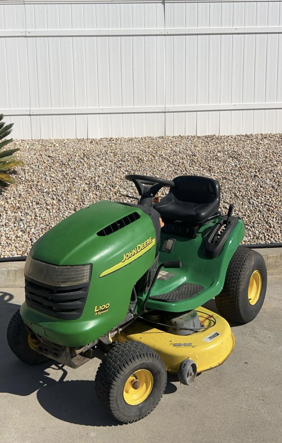 John Deere L100 Riding Mower