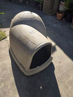 Plastic igloo dog house