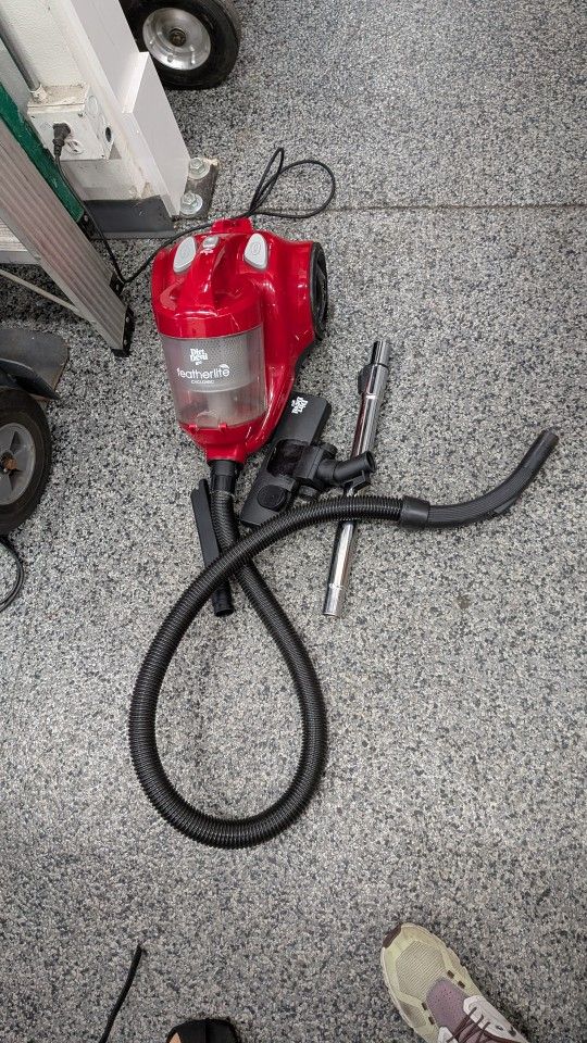 Dirt Devil Featherlite Cyclonic Vacuum. ⬇️See Description Below ⬇️