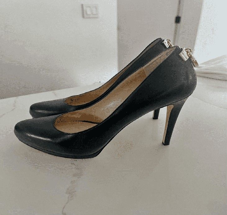 develop plant Michael Kors Heels – Elegant Simplicity and Appeal